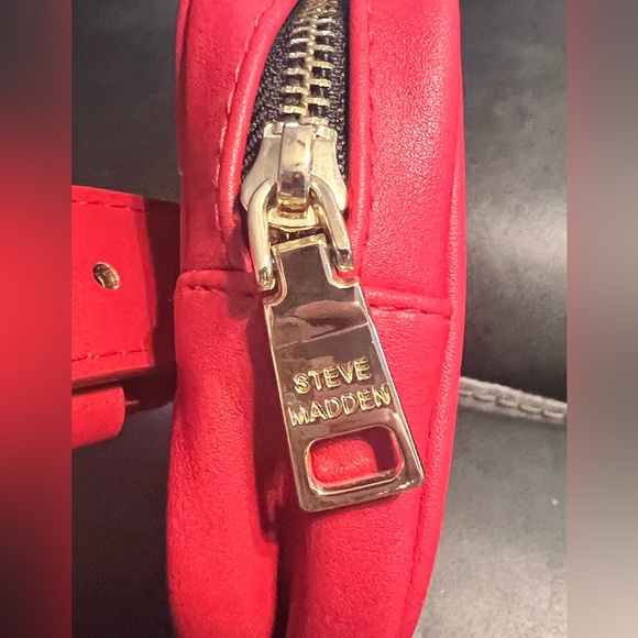 Steve Madden Quilted Belt Bag Red Medium Adjustable Zippered Faux Leather - Picture 3 of 9